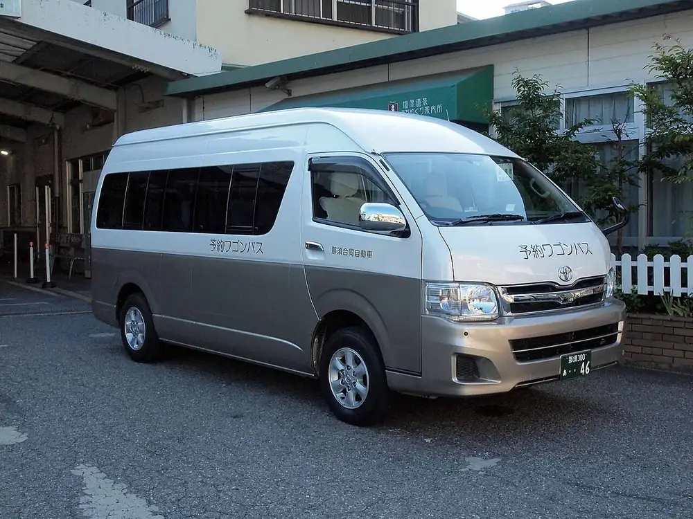 Toyota Hiace Grand Cabin 2022 — view 3