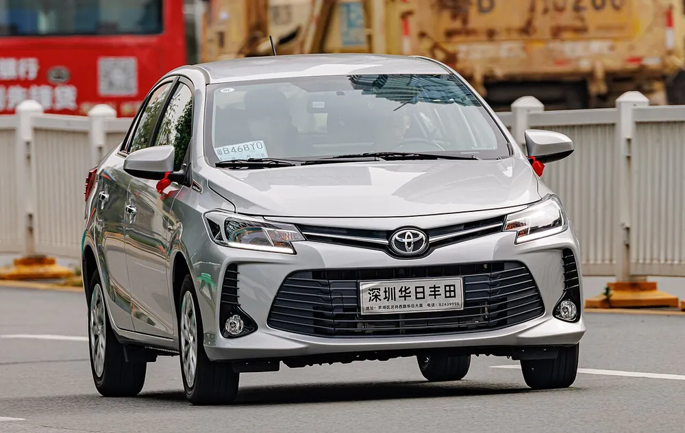 Toyota Yaris 2023 — view 2